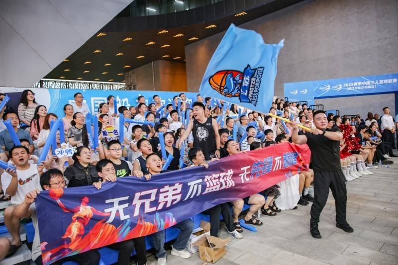 夏天的篮球营地吸引众多球迷前来学习训练的简单介绍