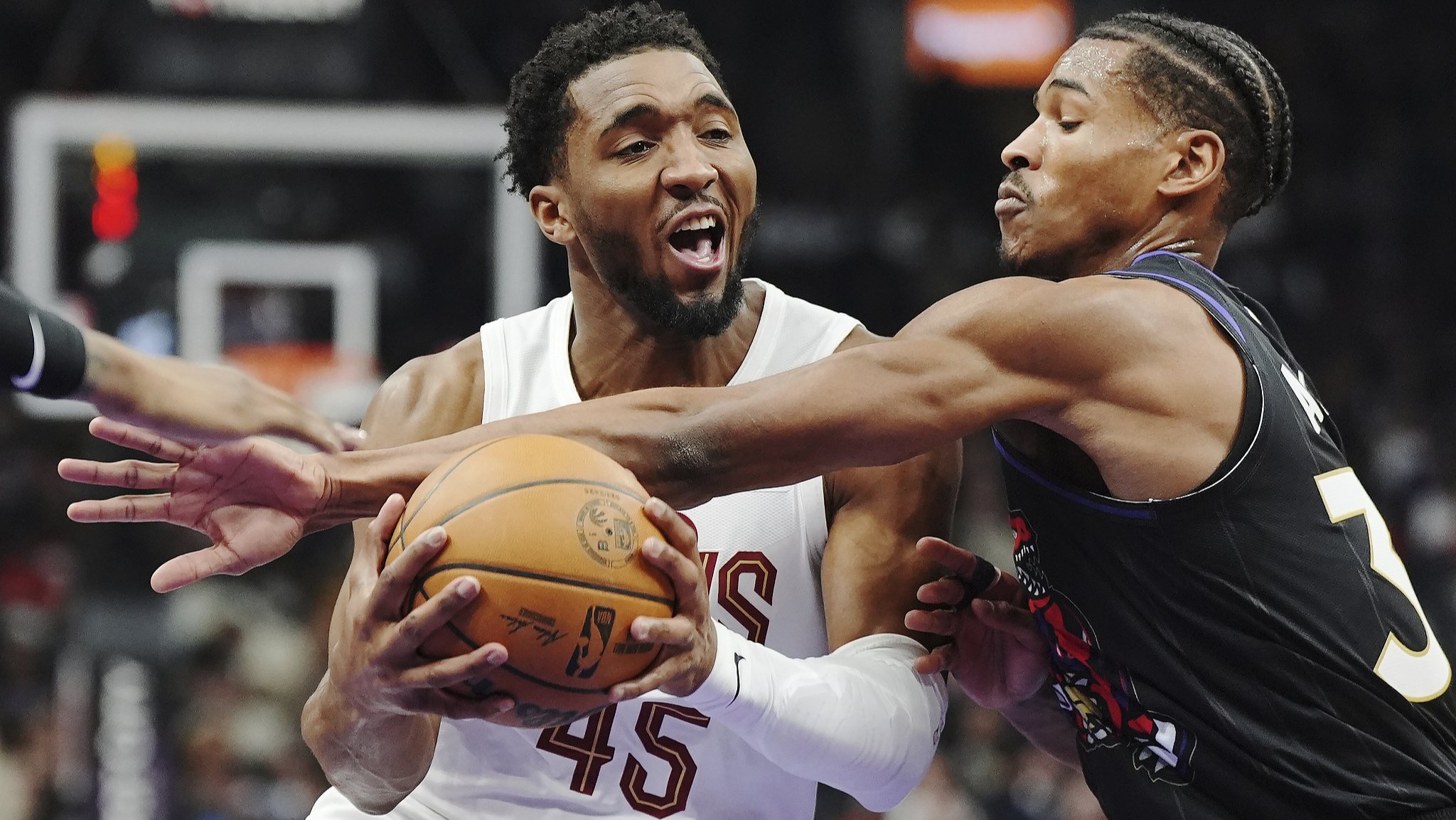 骑士战胜猛龙，连胜不断