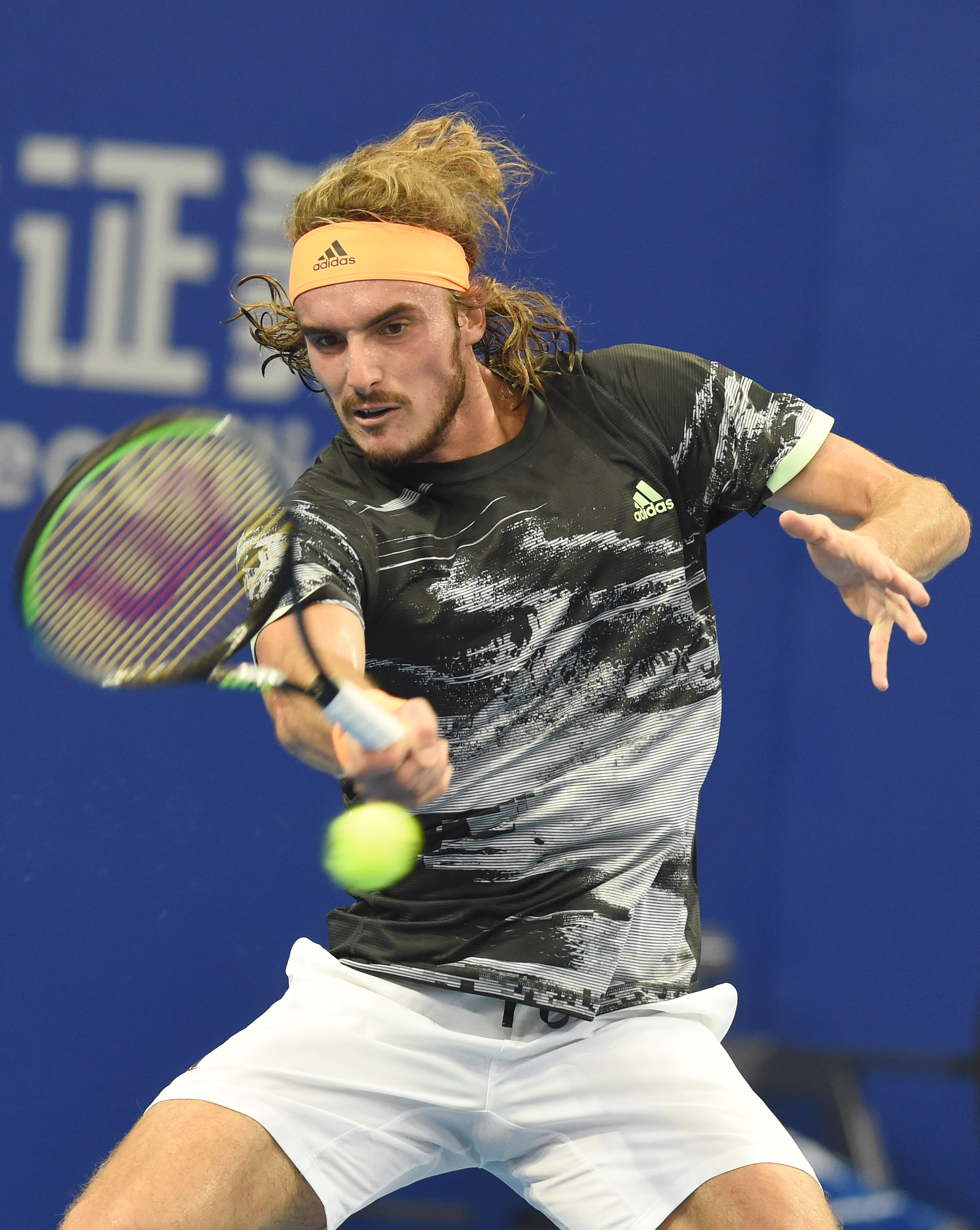 包含西班牙网球队爆冷意大利网球队，西西帕斯高光表现的词条