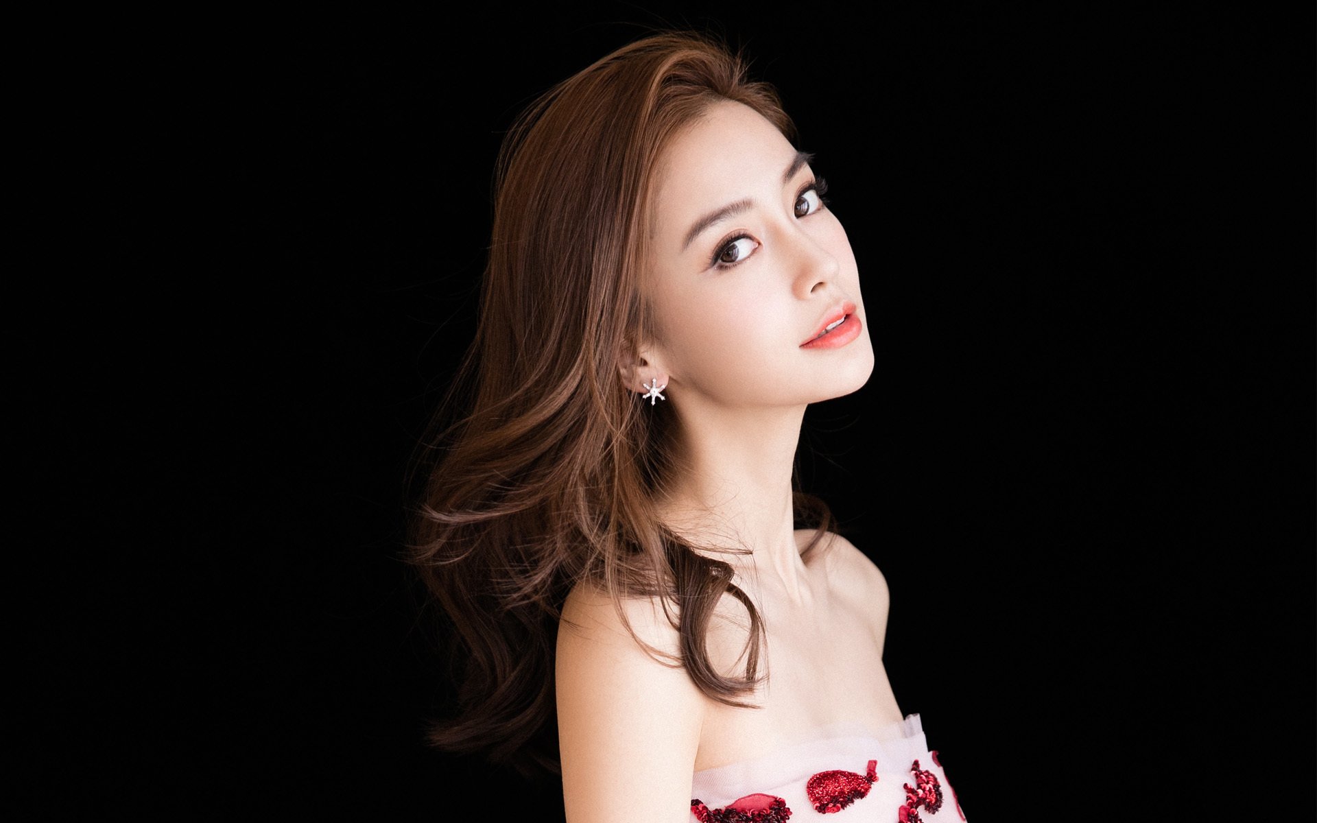 pg电子模拟器试玩在线-双线争冠日，当绿茵场决胜局遇上赛道终极接管